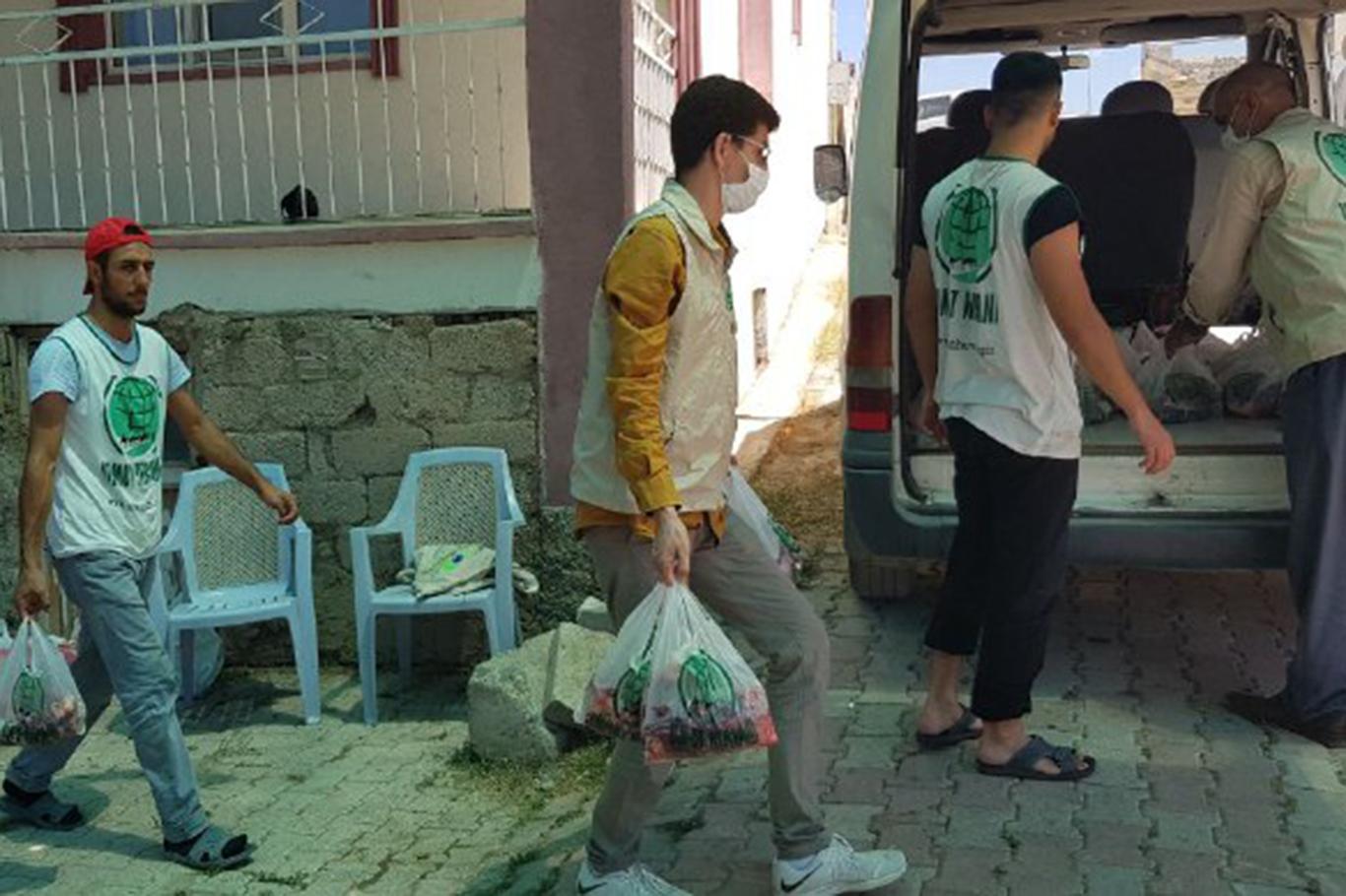 Elazığ Umut Kervanı yüzlerce ihtiyaç sahibi aileye kurban eti dağıttı Elazığ Umut Kervanı yüzlerce ihtiyaç sahibi aileye kurban eti dağıttı